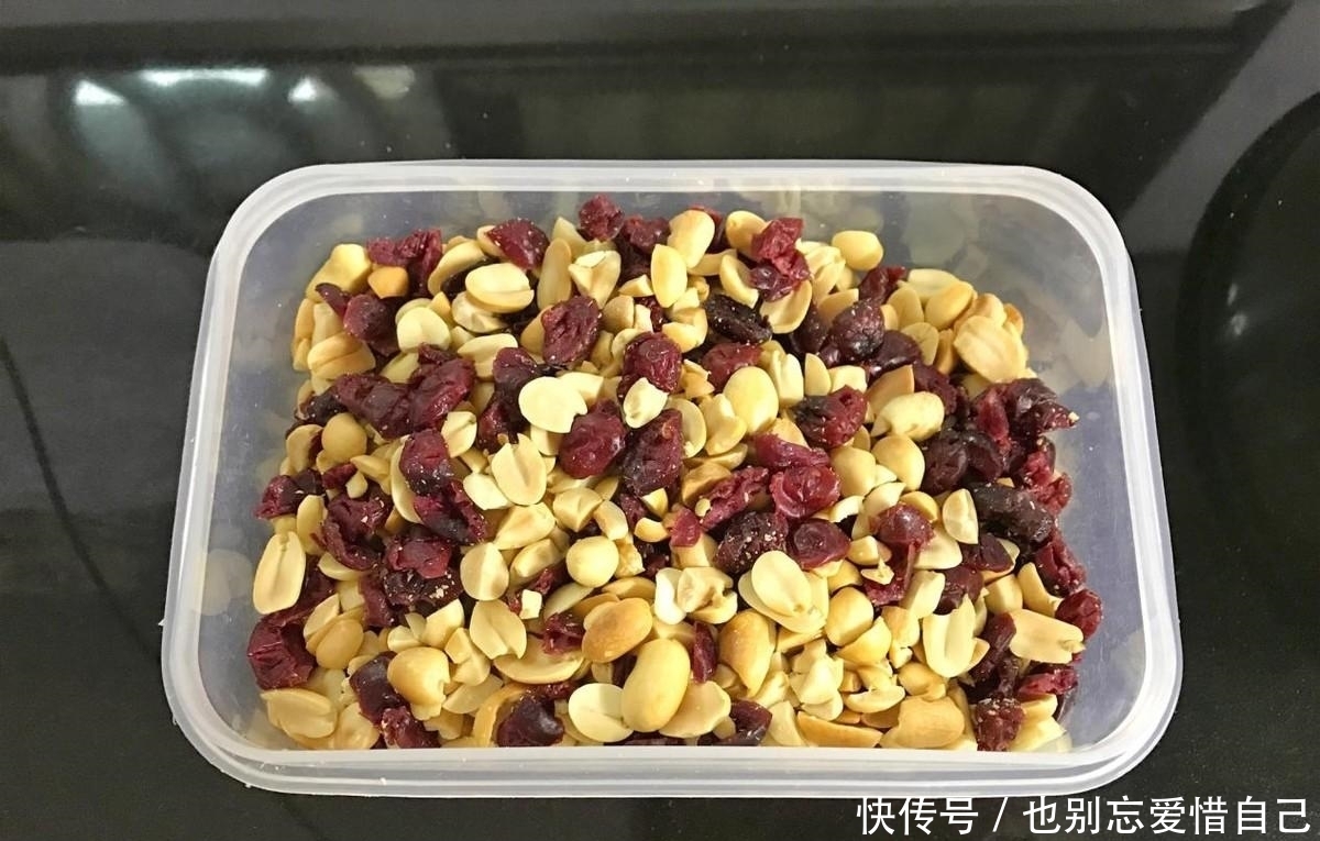 儿子爱吃牛轧糖不用花钱买,自己在家就能做,简单好做无添加