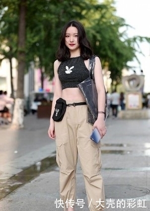 路人街拍，小姐姐露腰的背心搭配卡其色的工装裤，更显气质