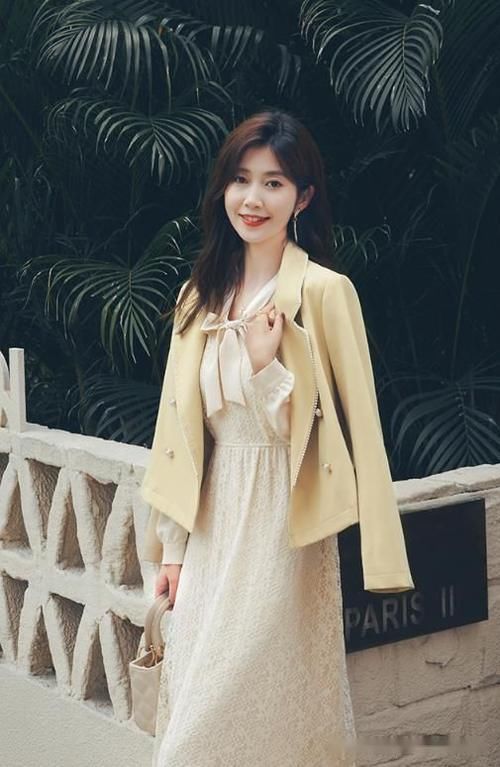 穿连衣裙尽量别配打底裤，太土!今年流行这样穿