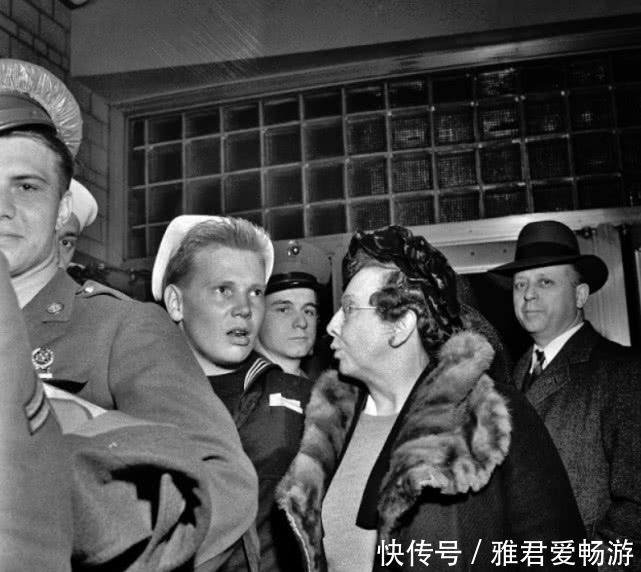 出征|老照片:二战时期美军将士出征场面,亲属咬唇含泪依依不舍