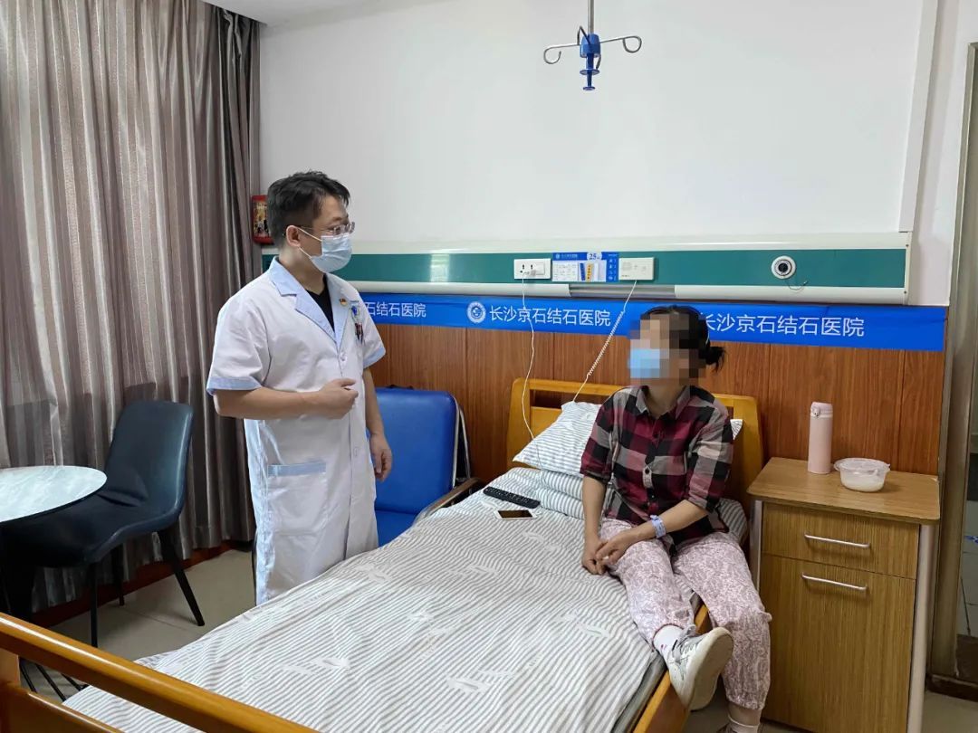 梁女士|女子连续半个多月胸背胀痛,检查胆囊后吓一跳