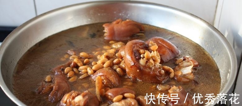 猪手|黄豆炖猪手，满满的胶原蛋白，鲜嫩软烂，吃着太过瘾了！