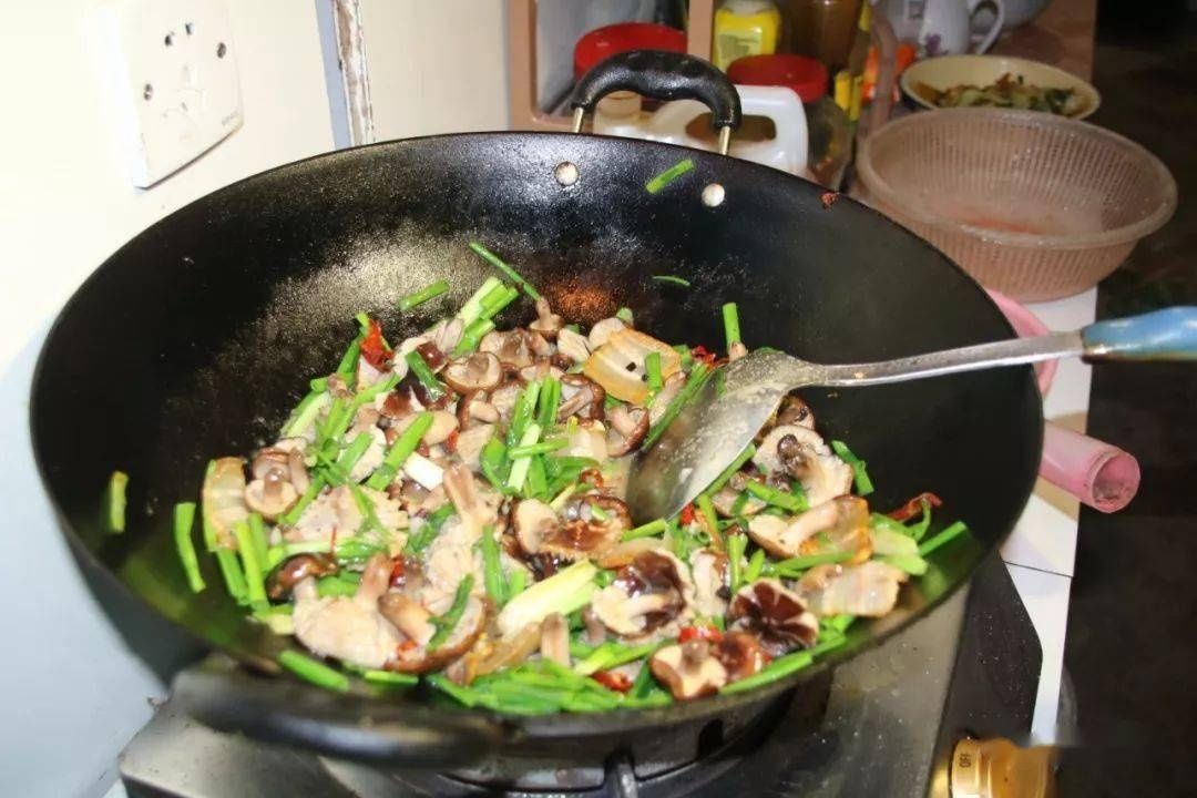 赣县农村山林中有一种“野味”叫捡“石子青”！