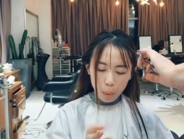 女生|女生理发时“吃鸡”太专注,抬头看到新发型,妈呀镜子里的是谁!