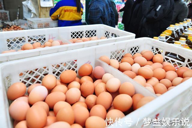 买鸡蛋,挑红皮的还是白皮的好?养鸡大爷无意说漏嘴,别再买错了