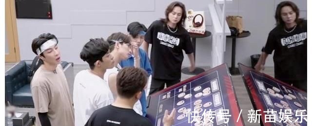 张晋录节目拒接蔡少芬电话,递给旁边的陈小春,陈小春回复笑翻全场