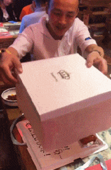 |搞笑GIF:阿姨,你就不能等它凉了之后再吃吗?