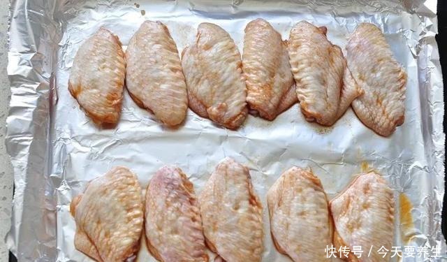 我家的鸡翅这样做,腌制一下入烤箱烤烤,金黄诱人上桌立马被抢光