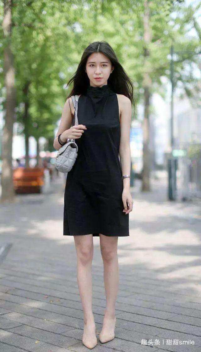 高跟鞋 一件简单又不失时尚的连衣裙搭配一双黑色的高跟鞋，十分显气质