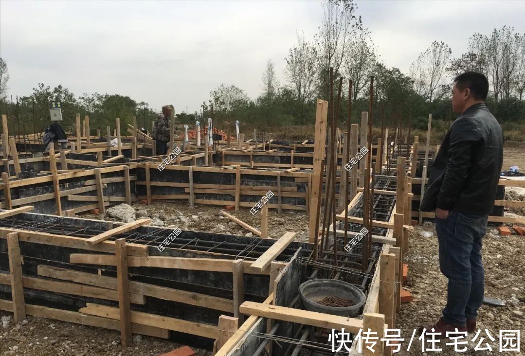 露台|河南农村10万买地，3层洋楼65万盖好，旋转楼梯配露台简直完美