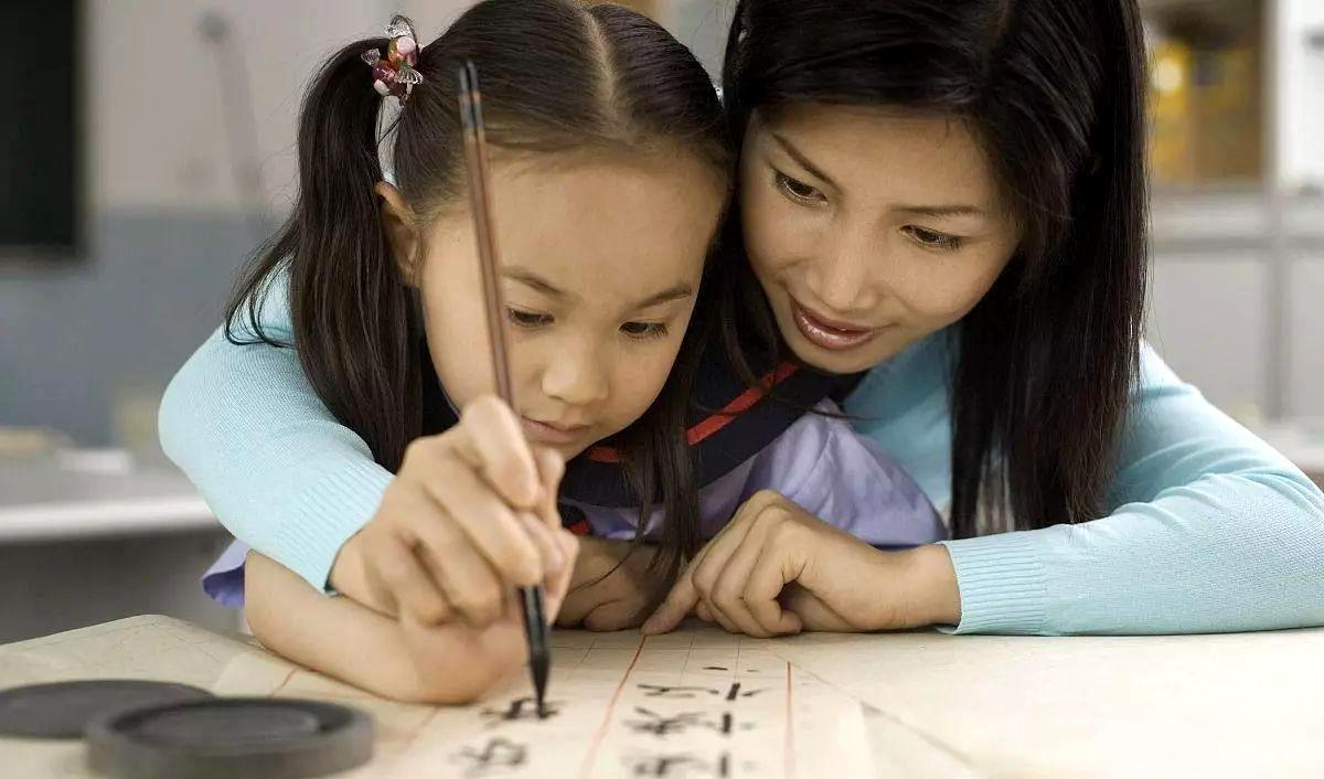 3年级男孩的作业本走红,字迹堪比“印刷体”,妈妈却开心不起来