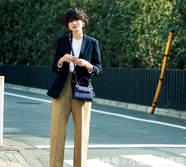 女人|今年火了一条裤子叫：卡其裤，高级知性，很适合三四十岁的女人