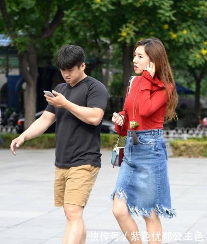高跟鞋|红色宽松长袖上衣搭配牛仔裙,青春靓丽,美丽大方