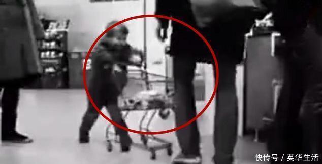 吴女士|男童推着购物车撞人,妈妈在一旁却无动于衷,男子的反击大快人心