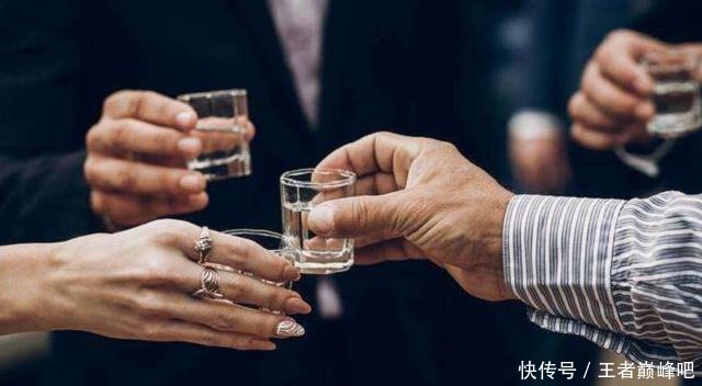 喝酒|酒桌上,情商越低的人,这3句话说得最多,来看看你中了几条