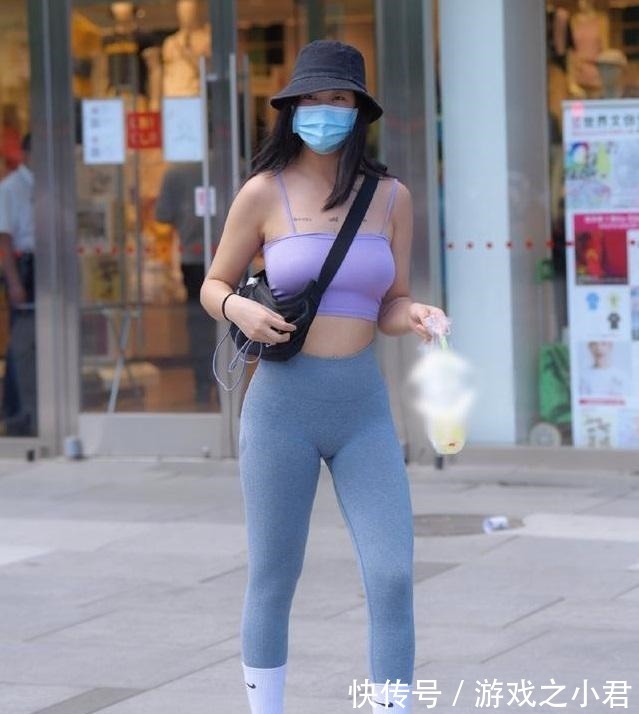 雅灰 紫荆吊带衬衣与雅灰修身裤搭配,显得十分漂亮,展现青春靓丽风采!