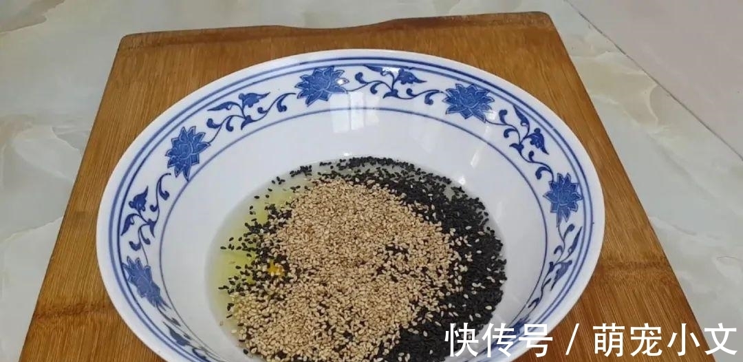 芝麻鸡蛋这样做，撒1把葱花，比鸡蛋饼都好吃，出锅孩子抢着吃
