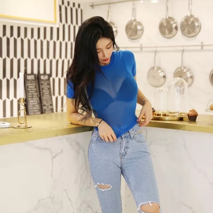 街拍:高跟鞋优雅时尚,女生穿上去更有女人味