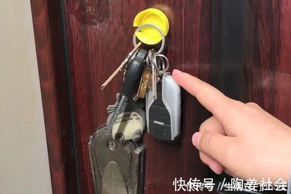 瓶盖|为什么门上要粘一个塑料瓶盖?好多人不知道有啥用?你家肯定需要