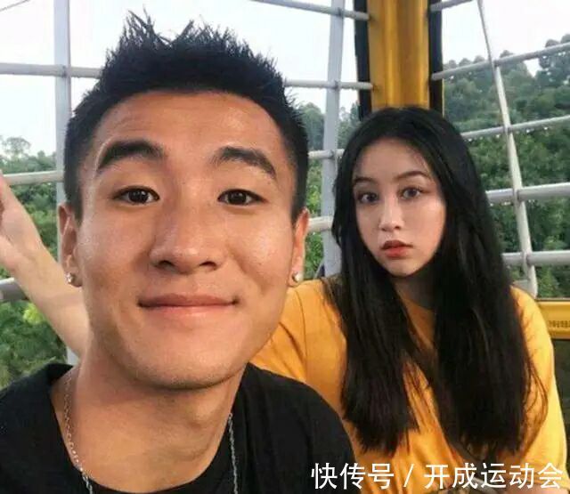 韦世豪|韦世豪未婚妻三亚度假,露肚脐短裙,宛如水莲花!吴雅闺蜜更水灵
