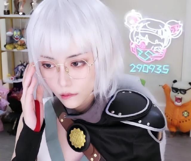 视角|周淑怡神还原白月魁！却因屁股疼痛难忍，再次解锁奇葩直播视角？