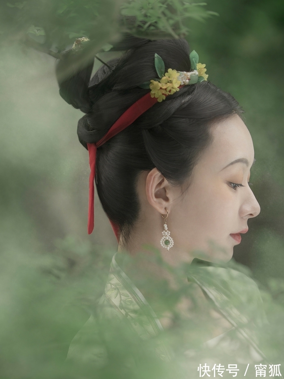 红伞#七绝·三十九首丨雁留斜影云堆月,梦与何人共举觞?