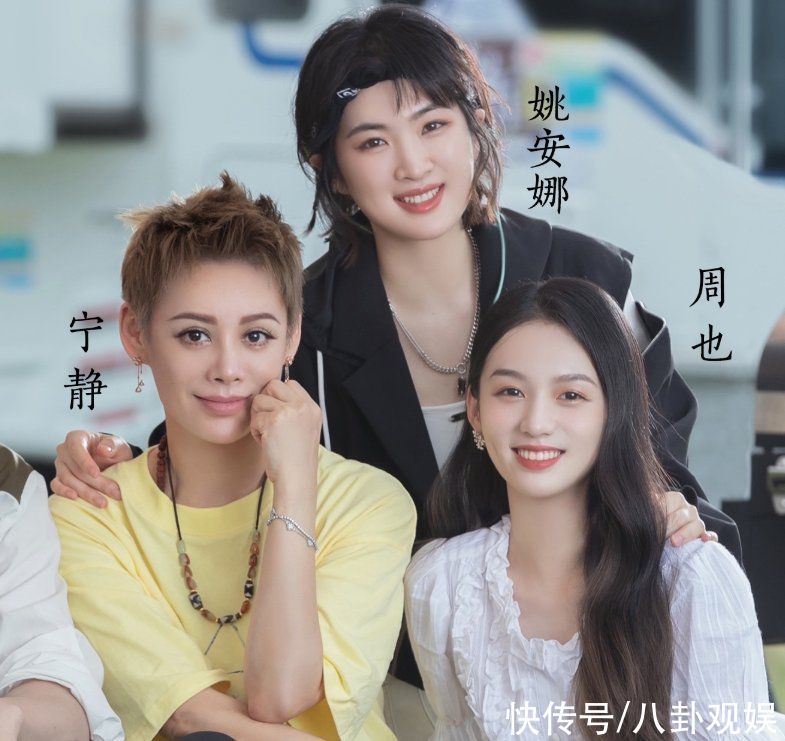 黃曉明|中餐廳曬陣容大海報，男女嘉賓分開站，姚安娜龔俊二人避嫌好明顯