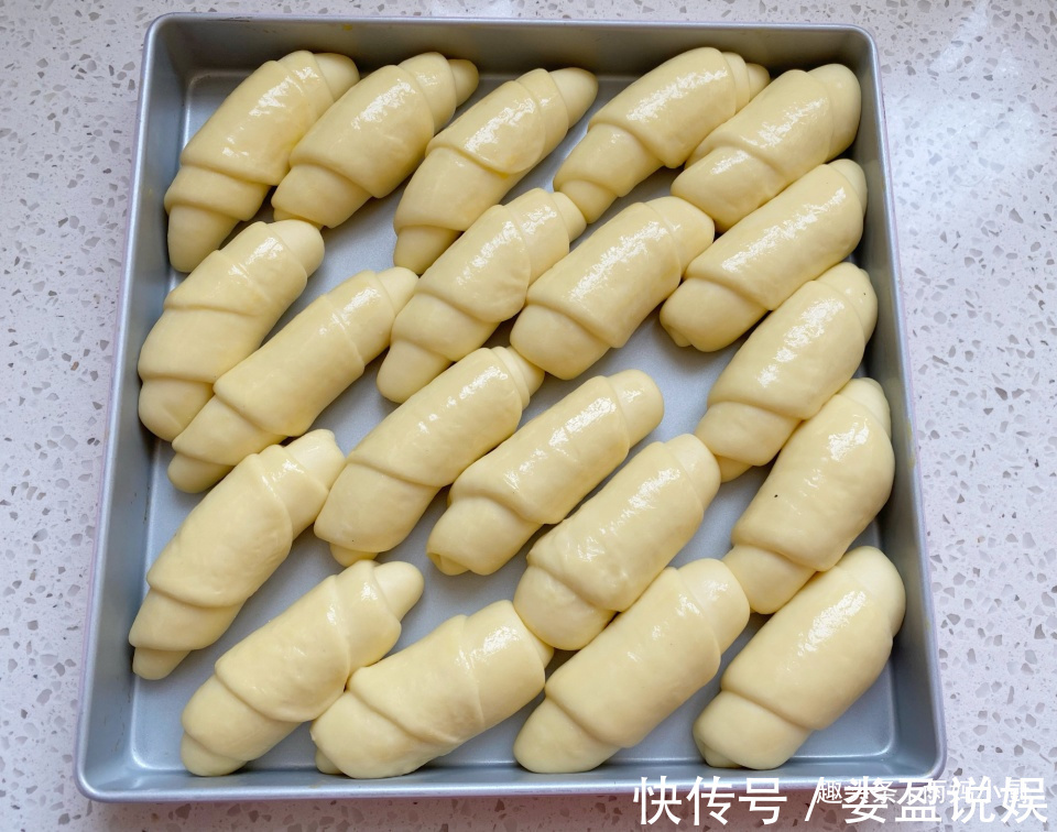 奶香美味的牛角面包,无需手套膜简单容易做,比包子馒头还省事