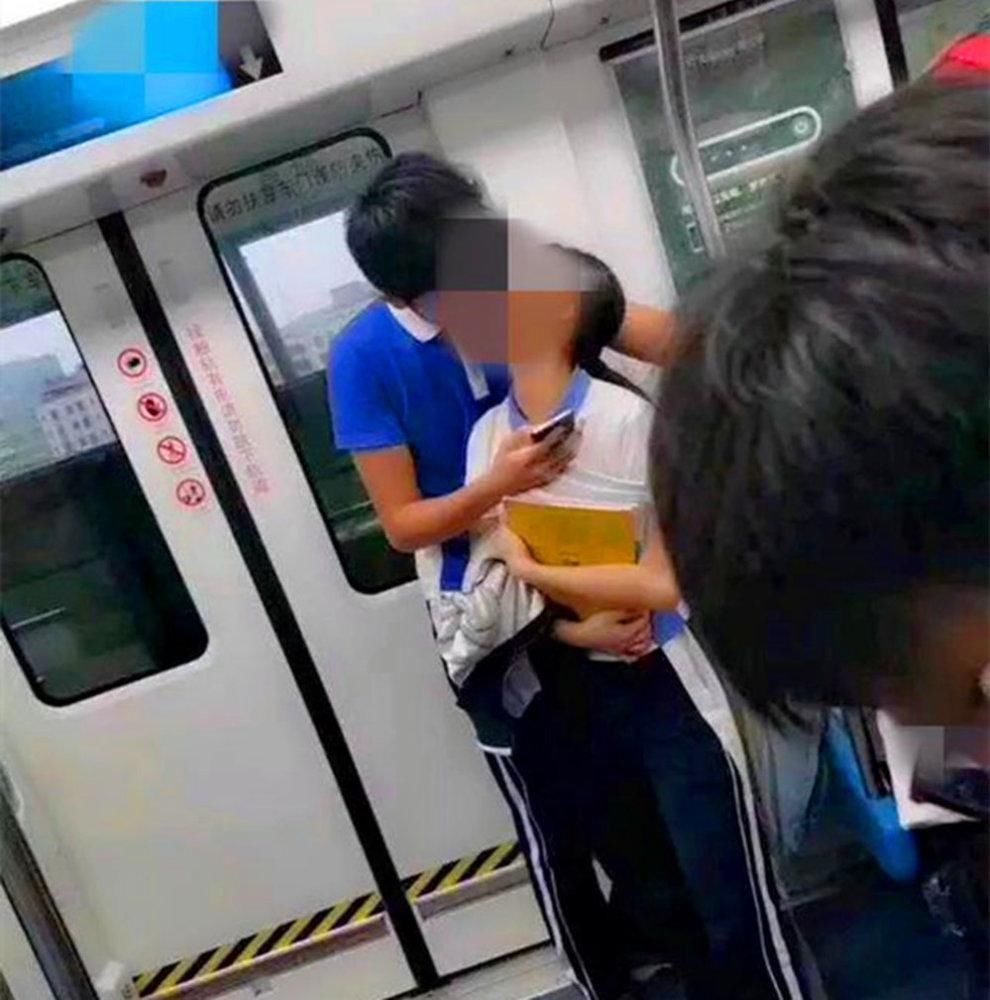 小学生地铁不雅动作、00后不雅行为,有人支持有人怼,你怎么看?