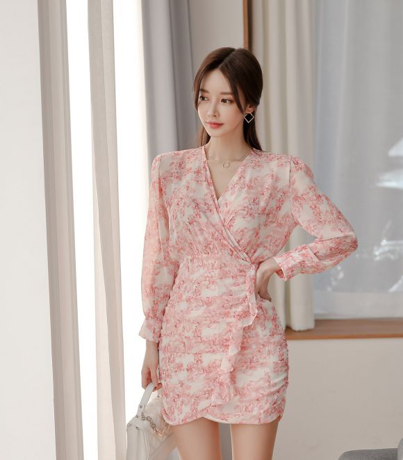 韩国模特孙允珠V领修身裙,性感优雅魅力无穷,网友惊呼太美啦