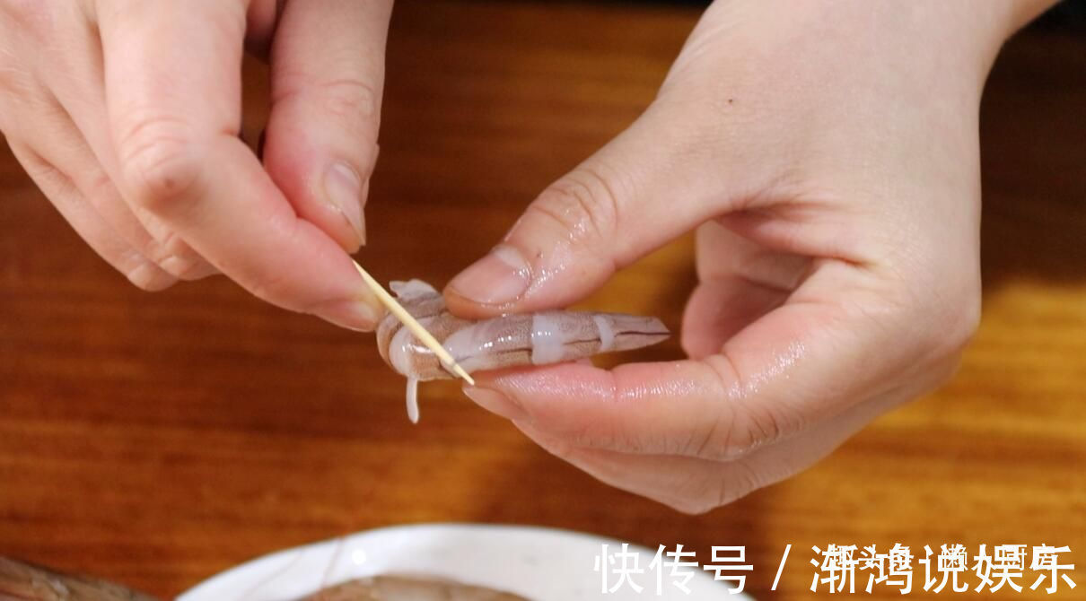 饺子皮|饺子皮别只会包饺子，教你做韭菜小笼包，不用揉面，不用发酵