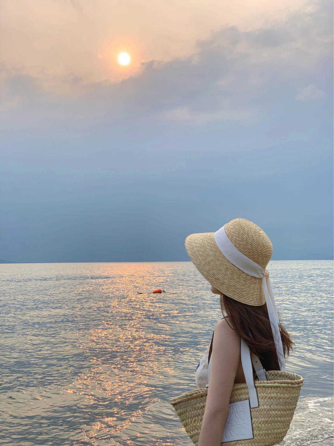 海滩|夏季，去海滩怎么穿才时髦？穿一字肩+牛仔裤高级优雅，清爽大气