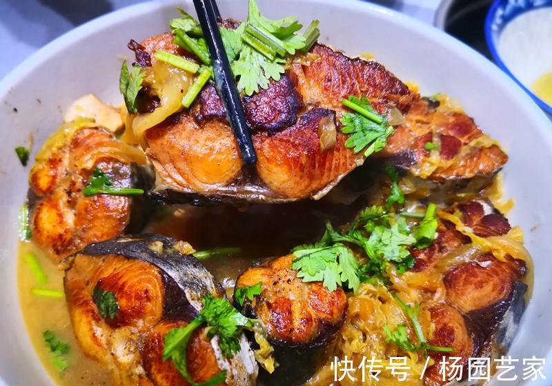 天冷了,这道炖鱼收藏好,营养极高,热乎乎端上桌,补气又暖胃!