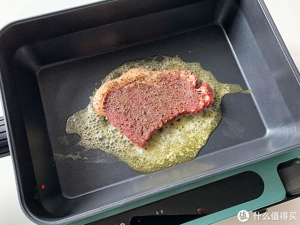 颜小厨|煎牛排时,万万不可直接下锅就煎,多加这一步,牛排鲜嫩更好吃
