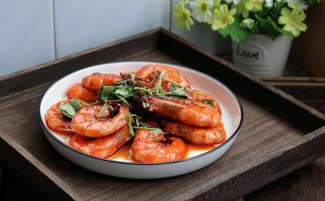 大虾除了煮着吃,还有一道经典做法,春节家宴露一手,全家都爱