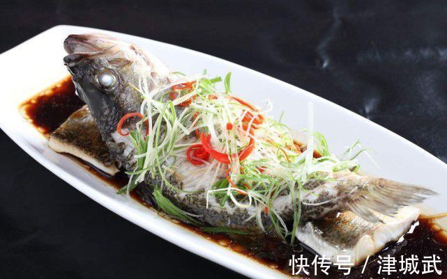 清蒸鲈鱼时，牢记两个窍门，鲈鱼又鲜又嫩还没有腥味