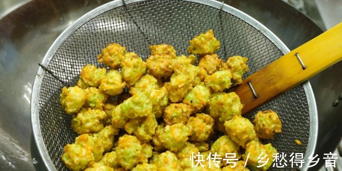 炸肉丸子，记住不放鸡蛋和面粉，教你正确做法，焦香酥脆不回软！