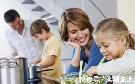 辣条|8岁女孩下巴成“马蜂窝”,5毛钱一包的辣条,还在给孩子吃么