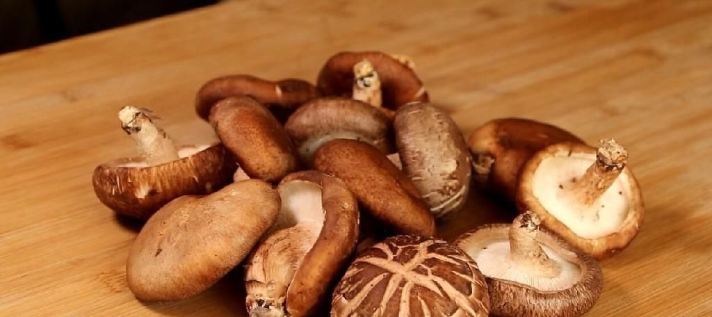 买香菇时，挑大的还是小的好？老菜农：牢记这5点，就不会买错了