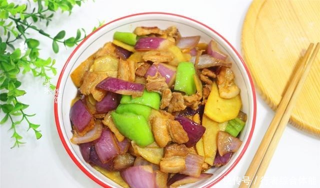  土豆炒着吃，搭配这3样，鲜香又开胃，炒一大盘不够吃