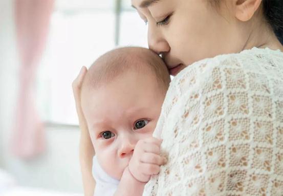 宝宝|如何看待不给婴儿喝水,不把尿等现代育儿观念?