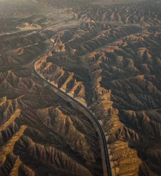 石窟|不去莫高窟，不去嘉峪关，河西走廊还是火了