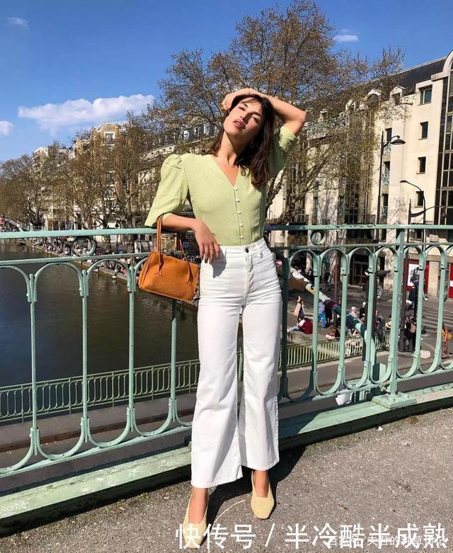 女人过了40岁,买短袖要谨记“3不要”,显得俗气廉价,谁穿谁丑