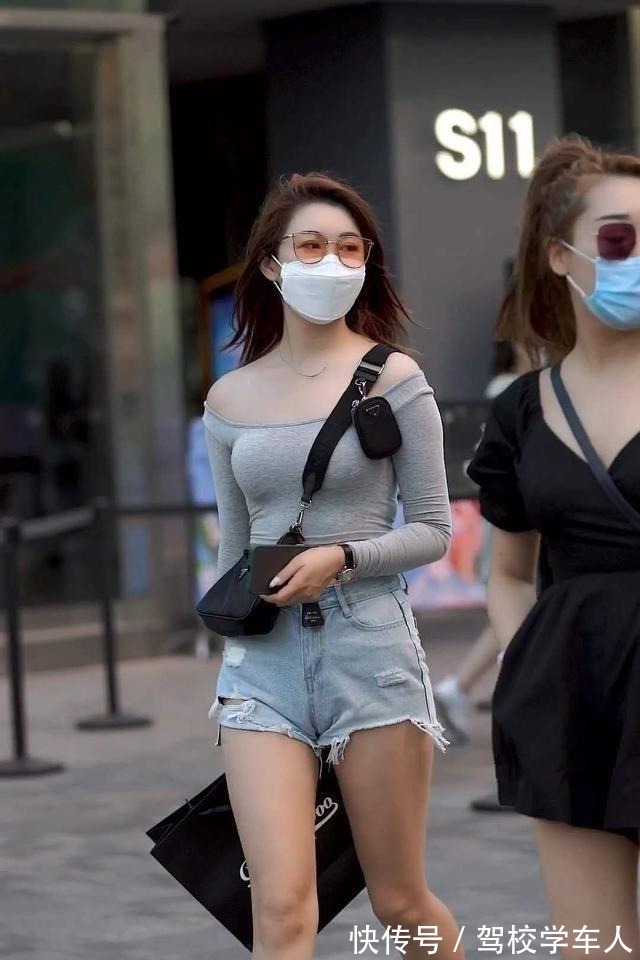 热裤 灰色时尚露腰上衣搭配浅蓝色碎边热裤,搭配得体,搭配也比较时尚!