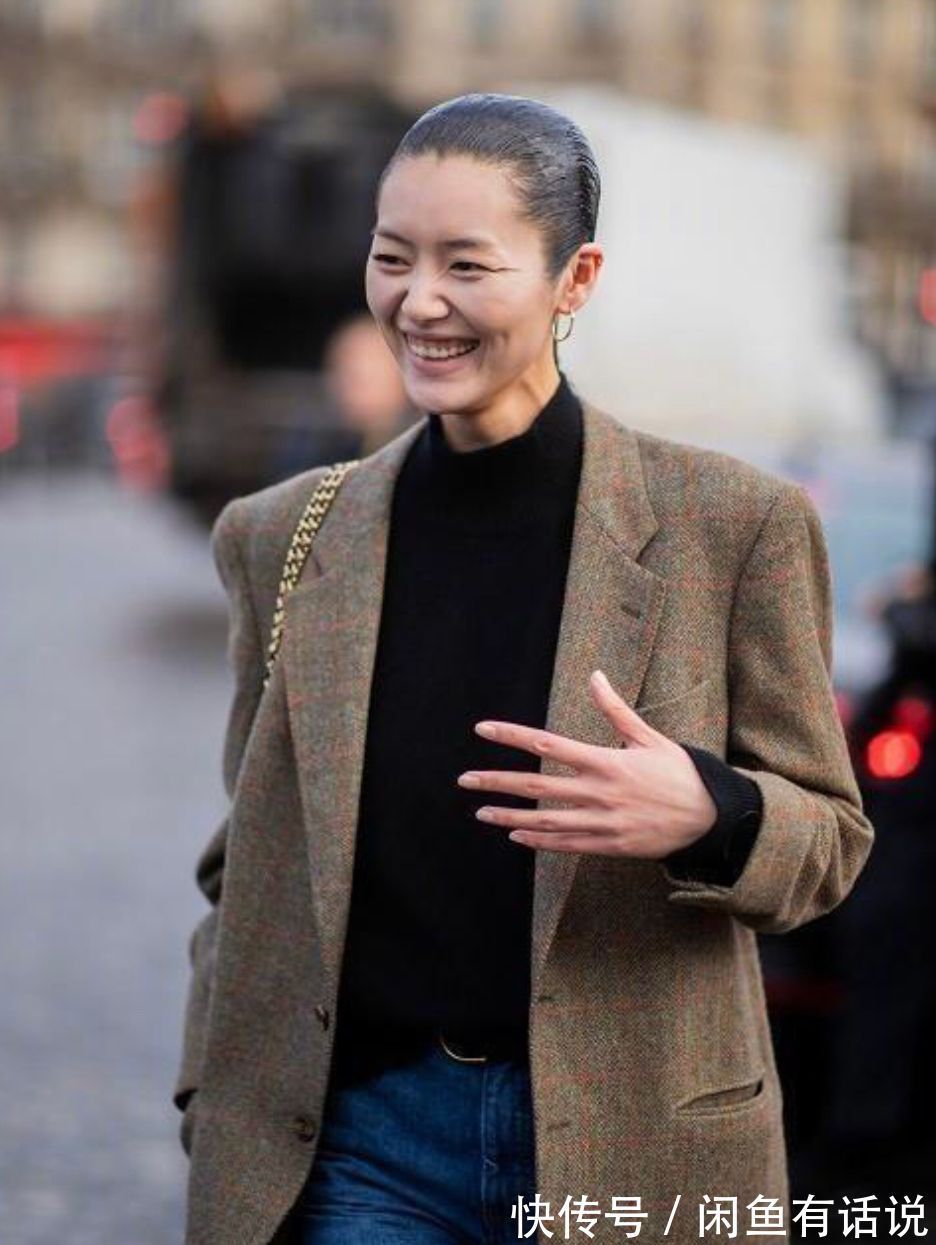 中性风|刘雯的开春穿搭真飒!西装配牛仔裤挺清爽,“大油头”却没法模仿