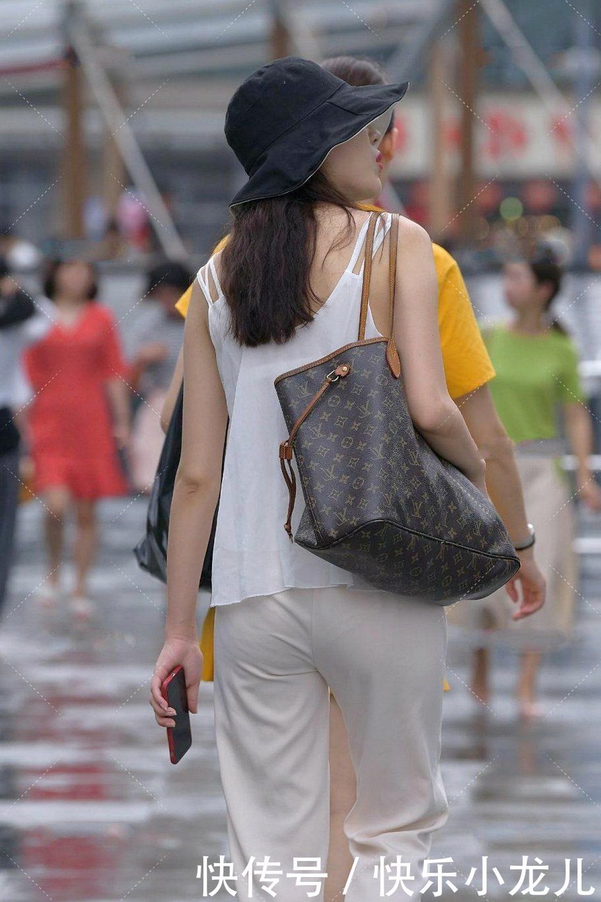 时髦|白色宽松无袖雪纺上衣,多几分成熟女人的魅力