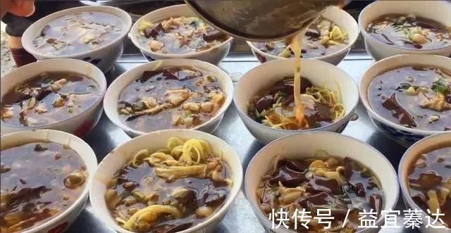 面条这样吃才叫香，农村秘制卤面，大厨详解，出锅那一刻，看饿了