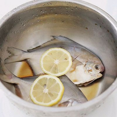 柠香银鲳鱼|清蒸柠香银鲳鱼