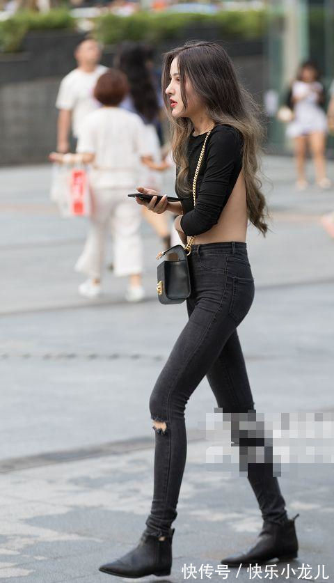 穿搭 小姐姐穿上紧身的瑜伽裤,搭配红色的运动衣,看上去很有时尚感