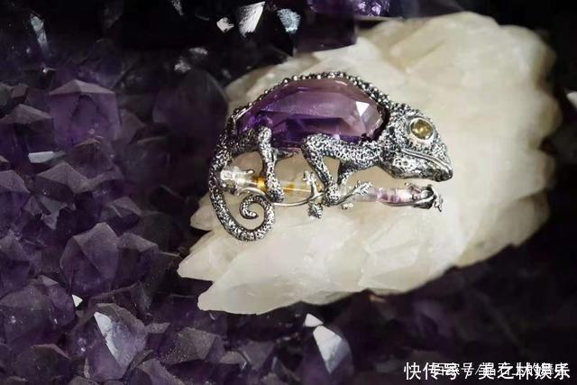 秋冬一款胸针胜过10件大牌珠宝,get胸针的佩戴方式!